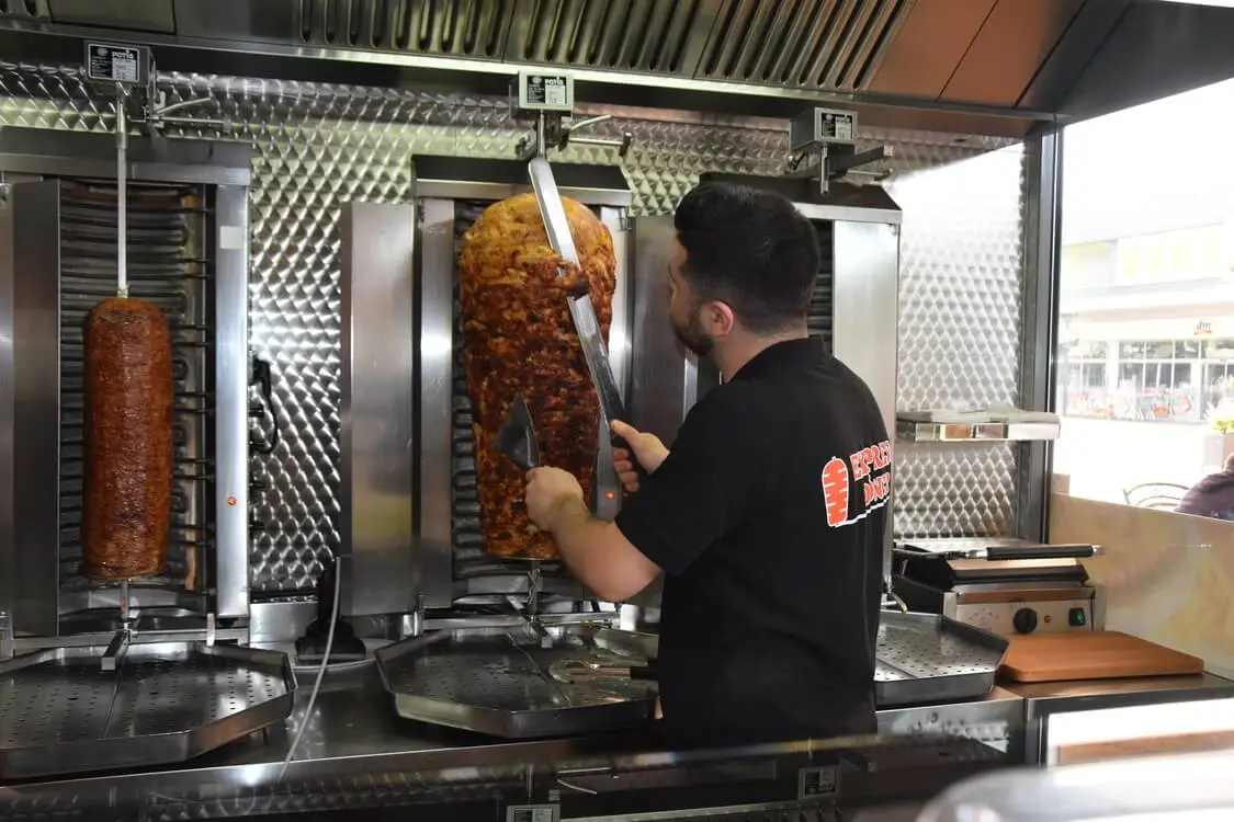 Frischer Döner wird direkt vom Drehspieß geschnitten