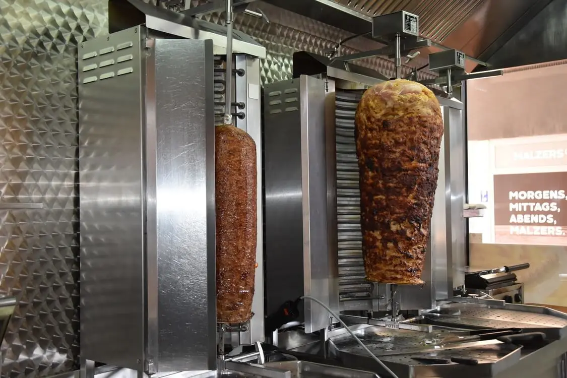 Döner- und Hähnchenspieße drehen sich frisch am Grill