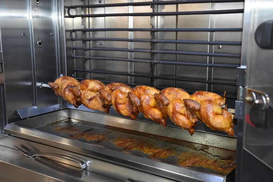 Goldbraune Hähnchen am Drehgrill — täglich frisch