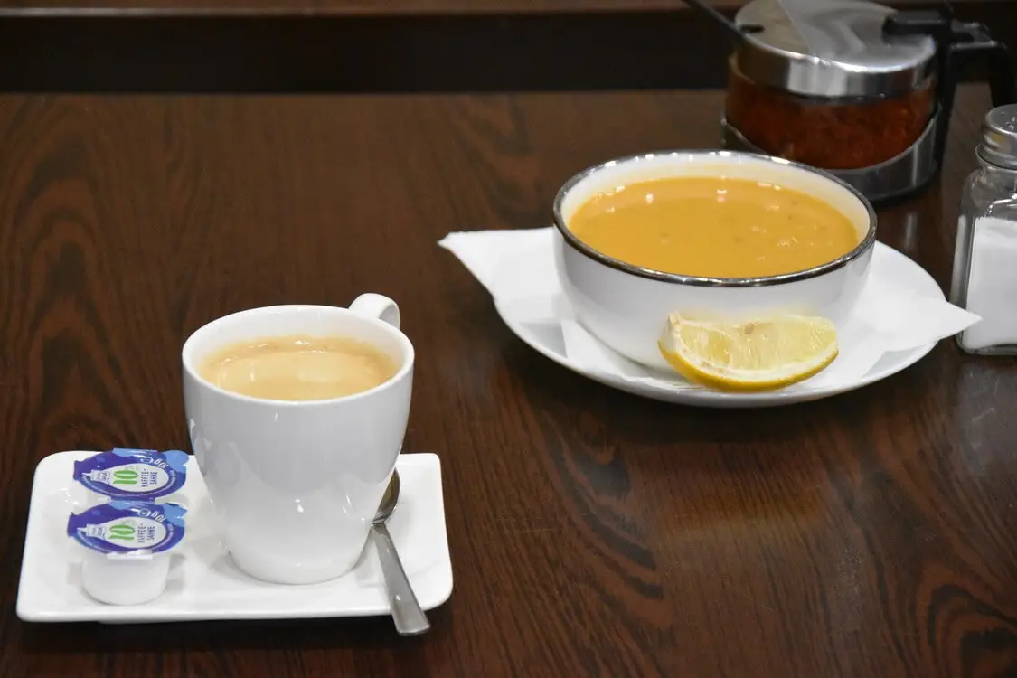 Hausgemachte Linsensuppe mit Zitrone und Kaffee