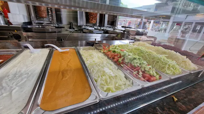 Döner-Drehspieße und frische Zutaten an der Theke von Express Döner Scharnhorst