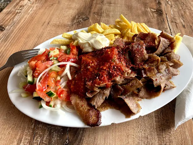 Döner Teller mit saftigem Dönerfleisch, Pommes und frischem Salat bei Express Döner Scharnhorst
