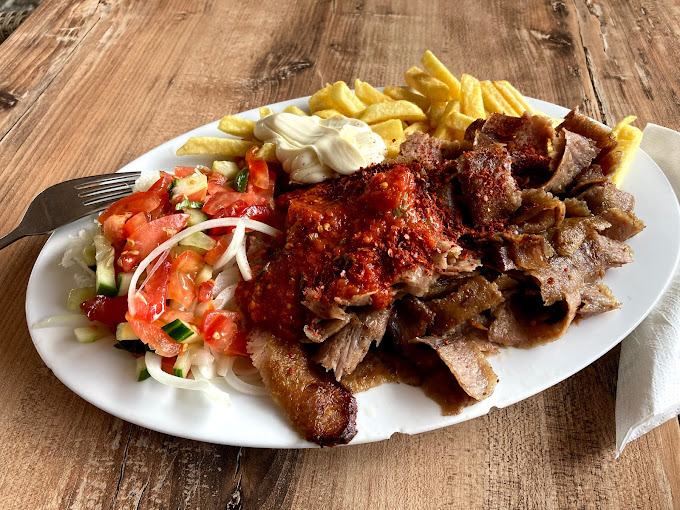 Döner Teller — Dönerfleisch, Pommes oder Reis, Salat und Sauce