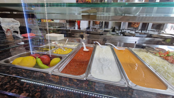 Express Salat — Eisbergsalat, Gurken, Tomaten, Thunfisch, Schinkenröllchen, Mais & Gouda